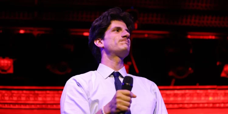 El candidato demócrata al Congreso de EE. UU., Jack Schlossberg, interviene durante una velada para seguir los resultados electorales celebrada el 23 de junio de 2026 en Nueva York. (Foto AP/Heather Khalifa)