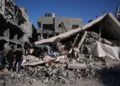 Imagen ilustrativa: Palestinos inspeccionan los escombros de un edificio destruido en un ataque israelí en Zawaida, en el centro de la Franja de Gaza, el viernes 5 de junio de 2026. (Foto AP/Abdel Kareem Hana)
