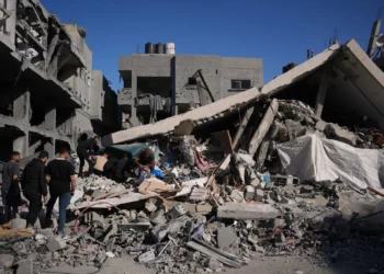 Imagen ilustrativa: Palestinos inspeccionan los escombros de un edificio destruido en un ataque israelí en Zawaida, en el centro de la Franja de Gaza, el viernes 5 de junio de 2026. (Foto AP/Abdel Kareem Hana)