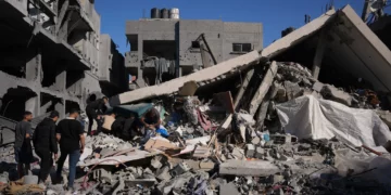 Imagen ilustrativa: Palestinos inspeccionan los escombros de un edificio destruido en un ataque israelí en Zawaida, en el centro de la Franja de Gaza, el viernes 5 de junio de 2026. (Foto AP/Abdel Kareem Hana)