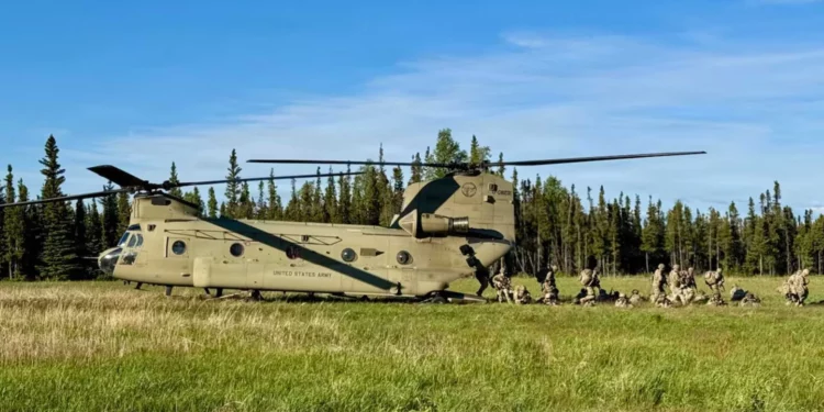 EE. UU. refuerza Alaska con nuevo batallón de infantería paracaidista