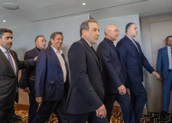 Irán abandona sede de conversaciones tras amenaza de Trump