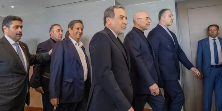Irán abandona sede de conversaciones tras amenaza de Trump