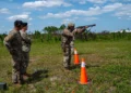 EE. UU. entrena a aviadores para derribar drones pequeños con escopetas y fusiles M4A1