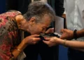 Familias griegas reciben objetos confiscados a prisioneros del Holocausto
