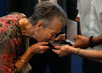 Familias griegas reciben objetos confiscados a prisioneros del Holocausto