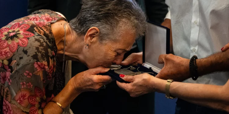 Familias griegas reciben objetos confiscados a prisioneros del Holocausto