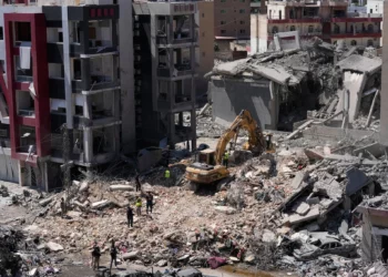 Los equipos de rescate utilizan una excavadora para buscar bajo los escombros de un edificio que fue alcanzado un día antes en un ataque aéreo israelí en la ciudad portuaria sureña de Tiro, Líbano, el 2 de junio de 2026. (AP Photo/Mohammed Zaatari)