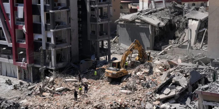 Los equipos de rescate utilizan una excavadora para buscar bajo los escombros de un edificio que fue alcanzado un día antes en un ataque aéreo israelí en la ciudad portuaria sureña de Tiro, Líbano, el 2 de junio de 2026. (AP Photo/Mohammed Zaatari)