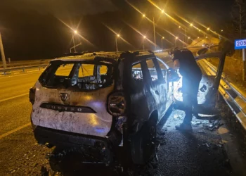 Conductor huye tras embestir a motociclista cerca de Elyakim