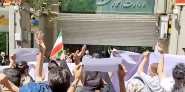 Estudiantes iraníes protestan en 20 provincias por cambios en los exámenes