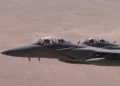 Los F-15 de la Fuerza Aérea Real Saudí ofrecen una escolta de honor al Air Force One, con el presidente de EE. UU., Donald Trump, a bordo, a su llegada a Arabia Saudí, el 13 de mayo de 2025. (Alex Brandon/AP)