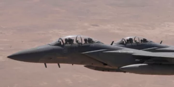 Los F-15 de la Fuerza Aérea Real Saudí ofrecen una escolta de honor al Air Force One, con el presidente de EE. UU., Donald Trump, a bordo, a su llegada a Arabia Saudí, el 13 de mayo de 2025. (Alex Brandon/AP)