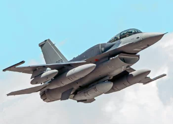 El F-16 Block 70 de Taiwán carga cinco tanques externos