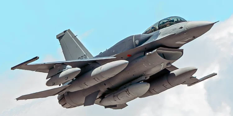 El F-16 Block 70 de Taiwán carga cinco tanques externos