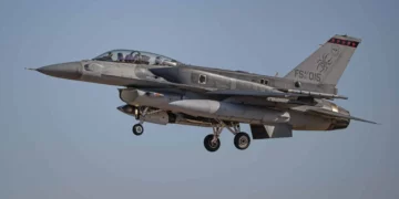 Un F-16D del 425.º Escuadrón de Caza, las «Black Widows», se aproxima a la base aérea de Luke tras regresar de una misión de entrenamiento. El 425.º Escuadrón es una unidad de entrenamiento conjunta de la Fuerza Aérea de los Estados Unidos y la Fuerza Aérea de la República de Singapur (RSAF). (Crédito de la imagen: Howard German)
