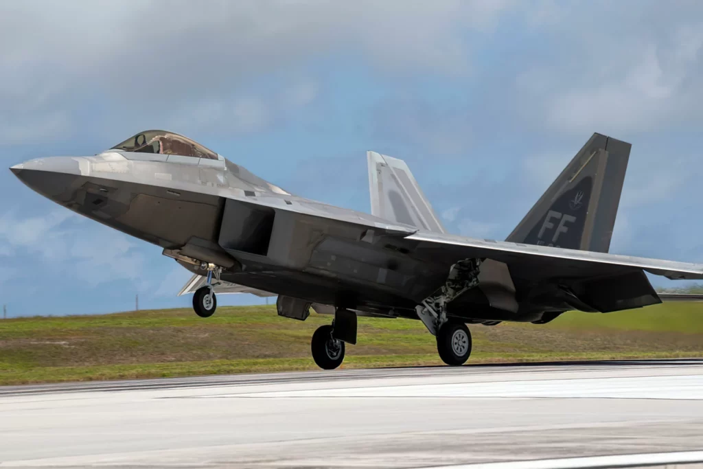 F-22 de EE. UU. y F-15J japoneses operan juntos en Valiant Shield 2026
