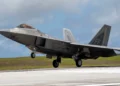 F-22 de EE. UU. y F-15J japoneses operan juntos en Valiant Shield 2026
