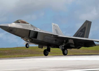 F-22 de EE. UU. y F-15J japoneses operan juntos en Valiant Shield 2026