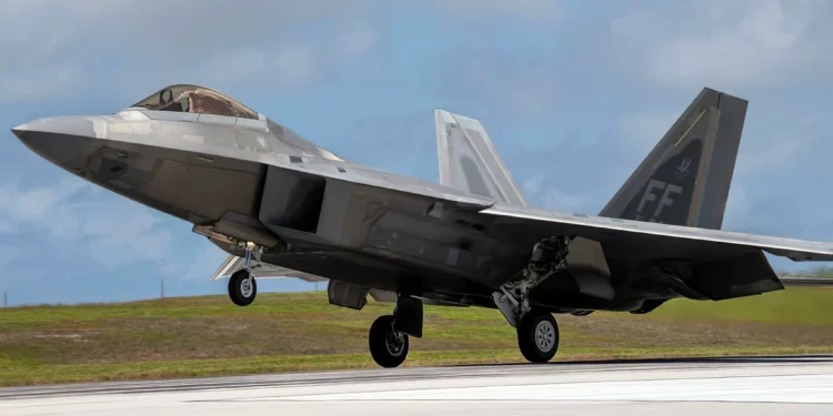 F-22 de EE. UU. y F-15J japoneses operan juntos en Valiant Shield 2026