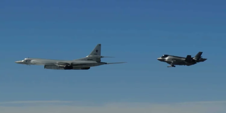 F-35A noruegos siguen a bombarderos rusos Tu-160