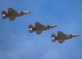 Unos días antes del ensayo previsto para el espectáculo aéreo, las operaciones de entrenamiento habituales están en pleno apogeo en la base aérea de Luke, con una formación de tres aviones F-35A de los Países Bajos y dos F-35 de Dinamarca. (Crédito de la imagen: Howard German)