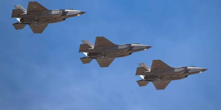 Unos días antes del ensayo previsto para el espectáculo aéreo, las operaciones de entrenamiento habituales están en pleno apogeo en la base aérea de Luke, con una formación de tres aviones F-35A de los Países Bajos y dos F-35 de Dinamarca. (Crédito de la imagen: Howard German)