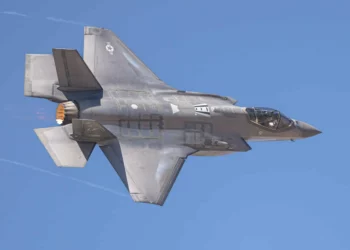 Un F-35A destinado a la base aérea de Luke, con número de serie 12-5045, despega y activa el postquemador para situarse en posición para la demostración de armas combinadas. (Crédito de la imagen: Howard German)