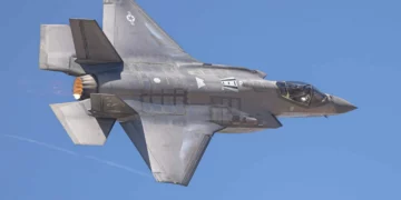 Un F-35A destinado a la base aérea de Luke, con número de serie 12-5045, despega y activa el postquemador para situarse en posición para la demostración de armas combinadas. (Crédito de la imagen: Howard German)