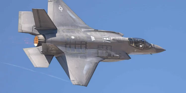 Un F-35A destinado a la base aérea de Luke, con número de serie 12-5045, despega y activa el postquemador para situarse en posición para la demostración de armas combinadas. (Crédito de la imagen: Howard German)