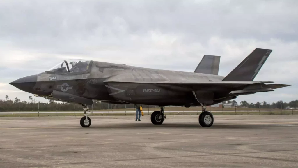 Un F-35B Lightning II inicia una inspección de vuelo para comprobar su funcionamiento en el Centro de Preparación de la Flota Este, situado en la Base Aérea del Cuerpo de Marines de Cherry Point, en Carolina del Norte. (Crédito de la imagen: Joe Andes, Oficina de Relaciones Públicas del Centro de Preparación de la Flota Este)