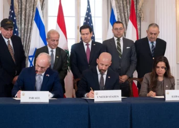 El secretario de Estado de EE. UU., Marco Rubio, y otras personalidades observan, sentados de izquierda a derecha, cómo el embajador de Israel en EE. UU., Yechiel Leiter, el consejero Dan Holler y la embajadora del Líbano en EE. UU., Nada Hamadeh, firman un acuerdo marco en el Departamento de Estado, el viernes 26 de junio de 2026, en Washington. (Foto AP/Kevin Wolf)