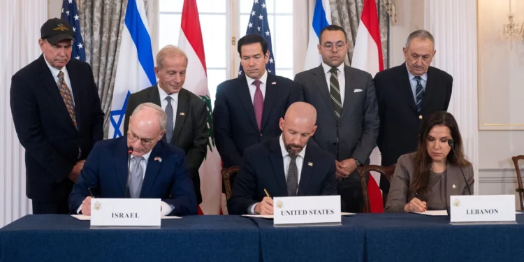El secretario de Estado de EE. UU., Marco Rubio, y otras personalidades observan, sentados de izquierda a derecha, cómo el embajador de Israel en EE. UU., Yechiel Leiter, el consejero Dan Holler y la embajadora del Líbano en EE. UU., Nada Hamadeh, firman un acuerdo marco en el Departamento de Estado, el viernes 26 de junio de 2026, en Washington. (Foto AP/Kevin Wolf)