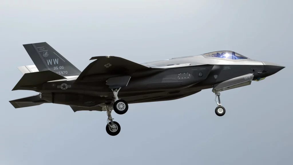 Primer F-35A con distintivo “Wild Weasel” realiza su vuelo inicial