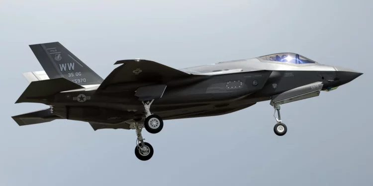 Primer F-35A con distintivo “Wild Weasel” realiza su vuelo inicial