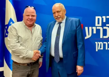 El exvicepresidente del Consejo Regional de Samaria se une a Liberman Reuven Gur-Arieh, exvicepresidente del Consejo Regional de Samaria por el Hogar Judío y una de las figuras relevantes del movimiento sionista religioso, anunció su incorporación a Yisrael Beytenu y expresó su respaldo al presidente de la formación, Avigdor Liberman, como candidato a primer ministro. “He decidido poner fin a mis actividades en el Hogar Judío y en el movimiento sionista religioso. Tras un largo proceso de desilusión política e ideológica, he optado por unirme al partido Yisrael Beytenu”, declaró Gur-Arieh en un comunicado. El exdirigente añadió que considera a Liberman “un líder fuerte y experimentado, con una visión clara del futuro del Estado de Israel”. Según afirmó, el presidente de Yisrael Beytenu “sabe tomar decisiones difíciles, actúa con responsabilidad y con la integridad propia de un estadista y, a mi juicio, es el único líder capaz de devolver la seguridad a los ciudadanos de Israel”. Desde Yisrael Beytenu presentaron la decisión de Gur-Arieh como parte de una tendencia más amplia de sionistas religiosos que se han sumado recientemente al partido. De acuerdo con un comunicado de la formación, entre las incorporaciones destacadas figuran Yossi Brodny, alcalde de Givat Shmuel y actual responsable de la sede de Srugim (Nacional-Religiosos) de Yisrael Beytenu; Rafi Ben-Shitrit, exalcalde de Beit She'an; Sharon Sharabi, destacada defensora de la liberación de los rehenes; el capitán en la reserva Israel Ben-Shitrit, activista dedicado a la rehabilitación de soldados heridos de las Fuerzas de Defensa de Israel y a la igualdad en la carga del servicio militar; el teniente coronel en la reserva Shmulik Barzilai, antiguo fiscal superior de la Fiscalía del Distrito de Jerusalén; y Lior Zeberg, director del Foro Beytenu de Judea y Samaria.