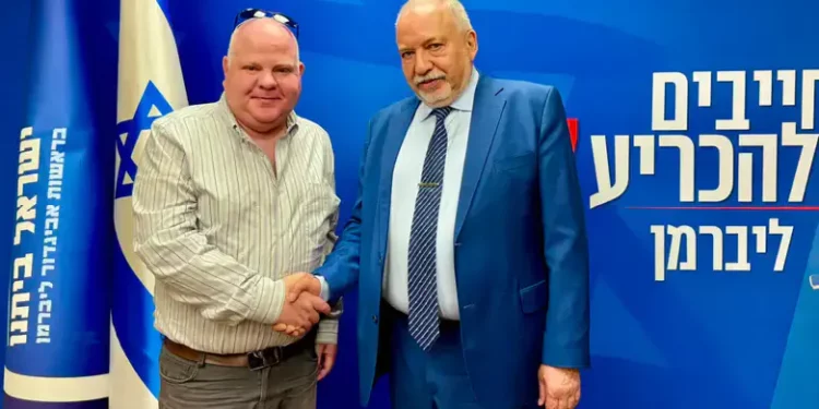 El exvicepresidente del Consejo Regional de Samaria se une a Liberman Reuven Gur-Arieh, exvicepresidente del Consejo Regional de Samaria por el Hogar Judío y una de las figuras relevantes del movimiento sionista religioso, anunció su incorporación a Yisrael Beytenu y expresó su respaldo al presidente de la formación, Avigdor Liberman, como candidato a primer ministro. “He decidido poner fin a mis actividades en el Hogar Judío y en el movimiento sionista religioso. Tras un largo proceso de desilusión política e ideológica, he optado por unirme al partido Yisrael Beytenu”, declaró Gur-Arieh en un comunicado. El exdirigente añadió que considera a Liberman “un líder fuerte y experimentado, con una visión clara del futuro del Estado de Israel”. Según afirmó, el presidente de Yisrael Beytenu “sabe tomar decisiones difíciles, actúa con responsabilidad y con la integridad propia de un estadista y, a mi juicio, es el único líder capaz de devolver la seguridad a los ciudadanos de Israel”. Desde Yisrael Beytenu presentaron la decisión de Gur-Arieh como parte de una tendencia más amplia de sionistas religiosos que se han sumado recientemente al partido. De acuerdo con un comunicado de la formación, entre las incorporaciones destacadas figuran Yossi Brodny, alcalde de Givat Shmuel y actual responsable de la sede de Srugim (Nacional-Religiosos) de Yisrael Beytenu; Rafi Ben-Shitrit, exalcalde de Beit She'an; Sharon Sharabi, destacada defensora de la liberación de los rehenes; el capitán en la reserva Israel Ben-Shitrit, activista dedicado a la rehabilitación de soldados heridos de las Fuerzas de Defensa de Israel y a la igualdad en la carga del servicio militar; el teniente coronel en la reserva Shmulik Barzilai, antiguo fiscal superior de la Fiscalía del Distrito de Jerusalén; y Lior Zeberg, director del Foro Beytenu de Judea y Samaria.