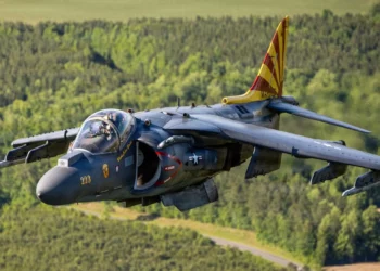 Un AV-8B Harrier II del Cuerpo de Marines de EE. UU. con el Escuadrón de Ataque de Marines (VMA) 223, Grupo Aéreo de Marines 14, 2ª Ala Aérea de Marines, sobrevuela el este de Carolina del Norte, 15 de mayo de 2026. (Crédito de la imagen: Foto del Cuerpo de Marines de EE. UU. por el sargento David Ornelas Baeza)