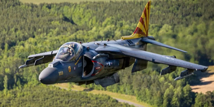Un AV-8B Harrier II del Cuerpo de Marines de EE. UU. con el Escuadrón de Ataque de Marines (VMA) 223, Grupo Aéreo de Marines 14, 2ª Ala Aérea de Marines, sobrevuela el este de Carolina del Norte, 15 de mayo de 2026. (Crédito de la imagen: Foto del Cuerpo de Marines de EE. UU. por el sargento David Ornelas Baeza)
