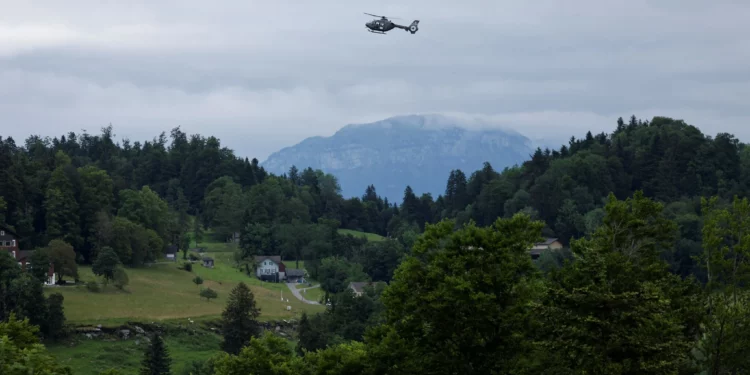 Un helicóptero militar sobrevuela la zona mientras los líderes llegan para participar en la “Cumbre por la Paz” en Ucrania, celebrada en el lujoso complejo turístico de Buergenstock, cerca de Lucerna, en el centro de Suiza, el 15 de junio de 2024. (Ludovic MARIN / AFP / Archivo)