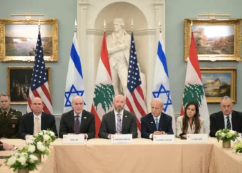 El embajador de Israel en EE. UU., Yechiel Leiter; el jefe de gabinete del Departamento de Estado, Daniel Holler; el embajador de EE. UU. en el Líbano, Michel Issa, y la embajadora del Líbano en EE. UU., Nada Hamadeh, asisten a una reunión entre las delegaciones israelí y libanesa organizada por Estados Unidos en el Departamento de Estado, en Washington, D. C., el 3 de junio de 2026. (Oliver Contreras / AFP)