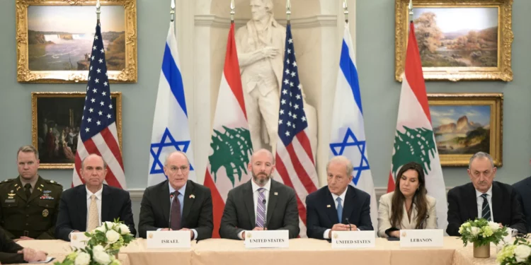 El embajador de Israel en EE. UU., Yechiel Leiter; el jefe de gabinete del Departamento de Estado, Daniel Holler; el embajador de EE. UU. en el Líbano, Michel Issa, y la embajadora del Líbano en EE. UU., Nada Hamadeh, asisten a una reunión entre las delegaciones israelí y libanesa organizada por Estados Unidos en el Departamento de Estado, en Washington, D. C., el 3 de junio de 2026. (Oliver Contreras / AFP)