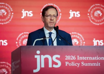 El presidente Isaac Herzog interviene en la conferencia del Jewish News Syndicate celebrada en Jerusalén el 22 de junio de 2026. (Erik Marmor/Flash90)
