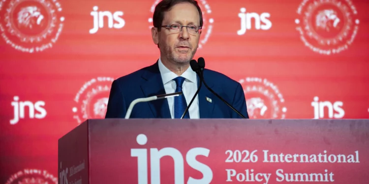 El presidente Isaac Herzog interviene en la conferencia del Jewish News Syndicate celebrada en Jerusalén el 22 de junio de 2026. (Erik Marmor/Flash90)