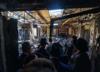 El primer ministro de Australia, Anthony Albanese (centro), y miembros de la comunidad judía local visitan la sinagoga Adass Israel, incendiada en Melbourne, el 10 de diciembre de 2024. (DEPARTAMENTO DEL PRIMER MINISTRO Y DEL GABINETE / AFP)