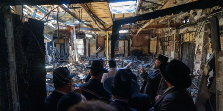 El primer ministro de Australia, Anthony Albanese (centro), y miembros de la comunidad judía local visitan la sinagoga Adass Israel, incendiada en Melbourne, el 10 de diciembre de 2024. (DEPARTAMENTO DEL PRIMER MINISTRO Y DEL GABINETE / AFP)