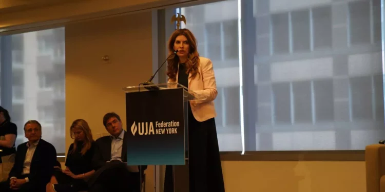 Julie Menin condena esvásticas en Nueva York ante supervivientes del Holocausto