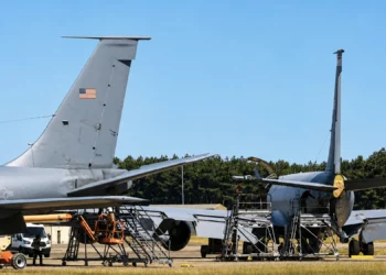Dos KC-135 chocan en tierra en RAF Mildenhall durante remolque