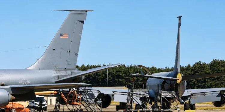 Dos KC-135 chocan en tierra en RAF Mildenhall durante remolque
