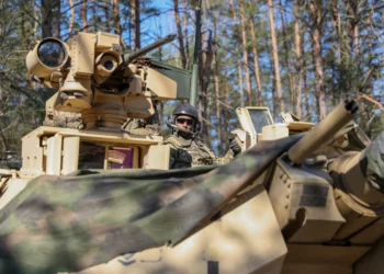 EE. UU. prueba el sistema LP-CROWS en el obús M109A7 Paladin